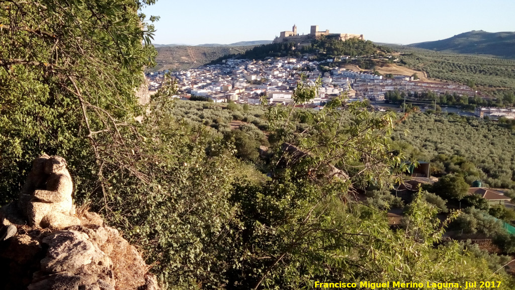 Esculturas de los Tajos de San Marcos - Esculturas de los Tajos de San Marcos. Con Alcal la Real y su Mota al fondo