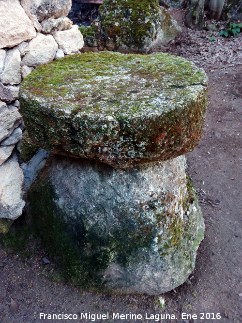 Molino de los Tajos de San Marcos - Molino de los Tajos de San Marcos. Piedra de molino