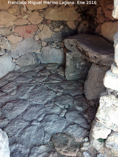 Chozo del Tajo del Chopo - Chozo del Tajo del Chopo. Solera de lajas de piedra y banco