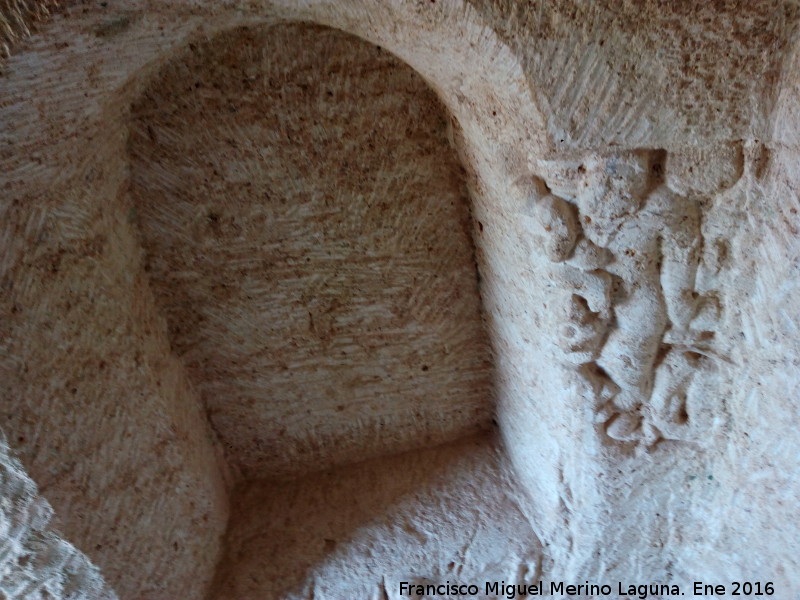 Casa Cueva Tallada del Tajo del Hacha - Casa Cueva Tallada del Tajo del Hacha. Hornacina con relieves