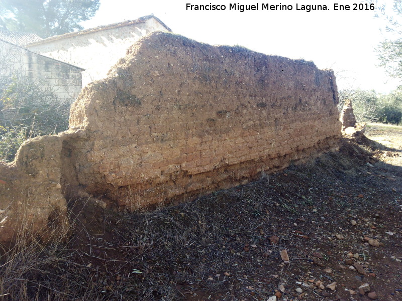 Cortijo de los Baos - Cortijo de los Baos. Muro de adove