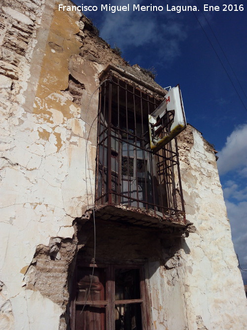 Casera del Puente - Casera del Puente. Reja con antiguo luminoso