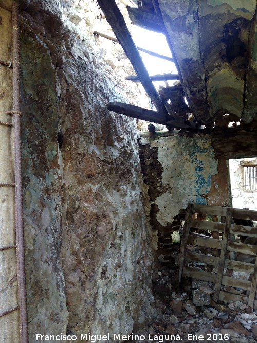 Aldea Guatamarta - Aldea Guatamarta. Interior de una casa con restos de azulete
