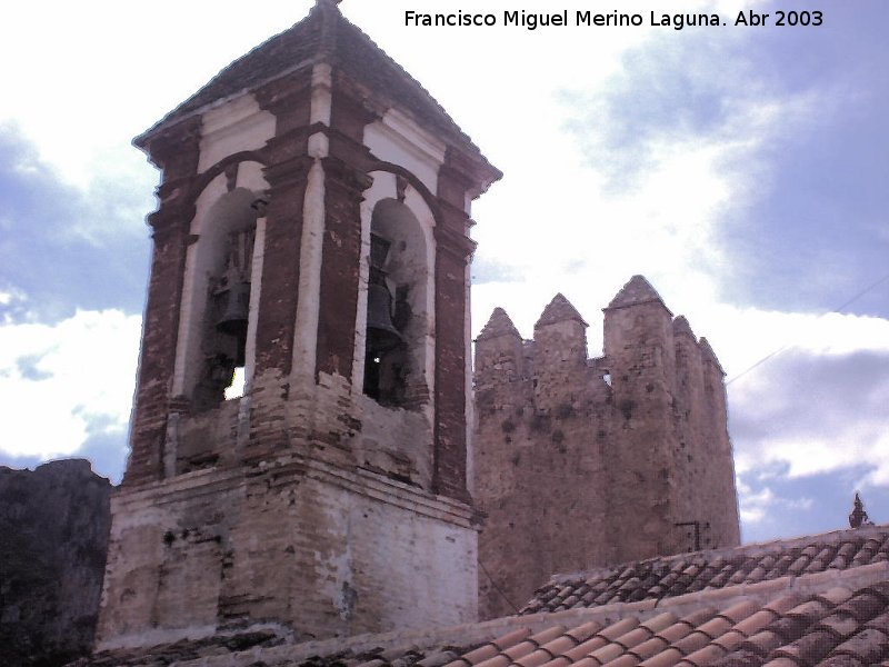 La Torrecilla - La Torrecilla. Campanario en primer trmino y La Torrecilla al fondo