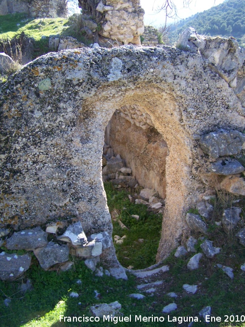 Castillo de Otiar. Aljibe - Castillo de Otiar. Aljibe. Puerta del aljibe