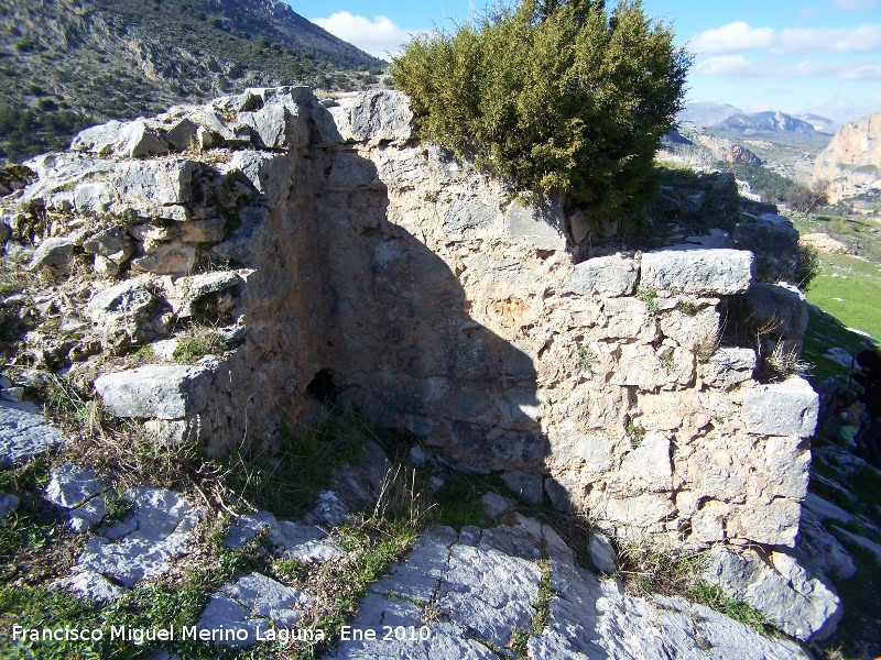 Castillo de Otiar. Muralla Oeste - Castillo de Otiar. Muralla Oeste. Acodo de la muralla