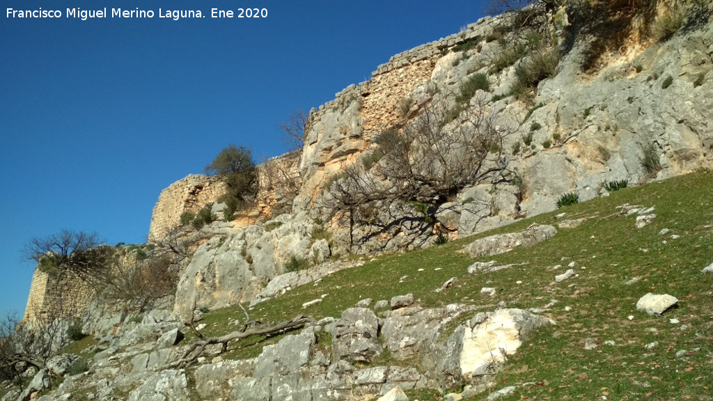 Castillo de Oti�ar. Muralla Oeste - Castillo de Oti�ar. Muralla Oeste. 