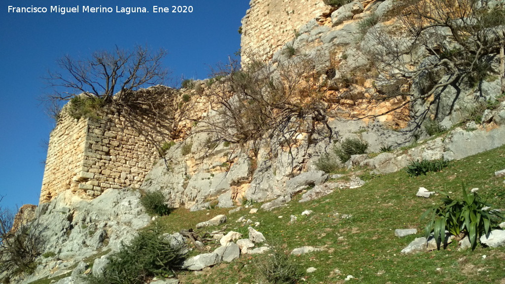 Castillo de Oti�ar. Muralla Oeste - Castillo de Oti�ar. Muralla Oeste. Con el Torre�n Oeste