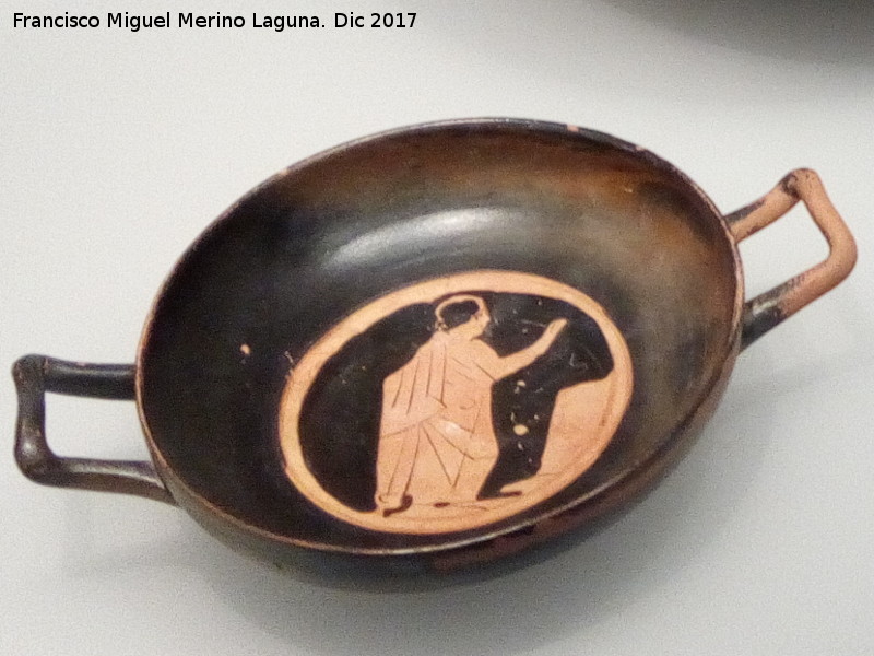 Kylix - Kylix. Kylix tico con joven con himation. Castellones de Ceal - Hinojares. Museo Ibero de Jan