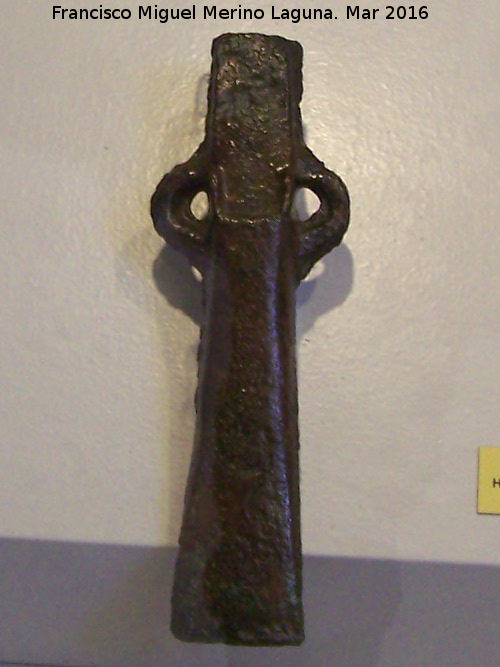 Hacha de anillas y taln - Hacha de anillas y taln. Museo Arqueolgico de Galera