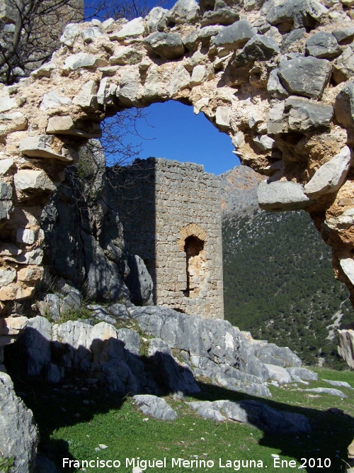 Castillo de Otiar. Habitculo del Alcazarejo - Castillo de Otiar. Habitculo del Alcazarejo. Torren de entrada desde el habitculo