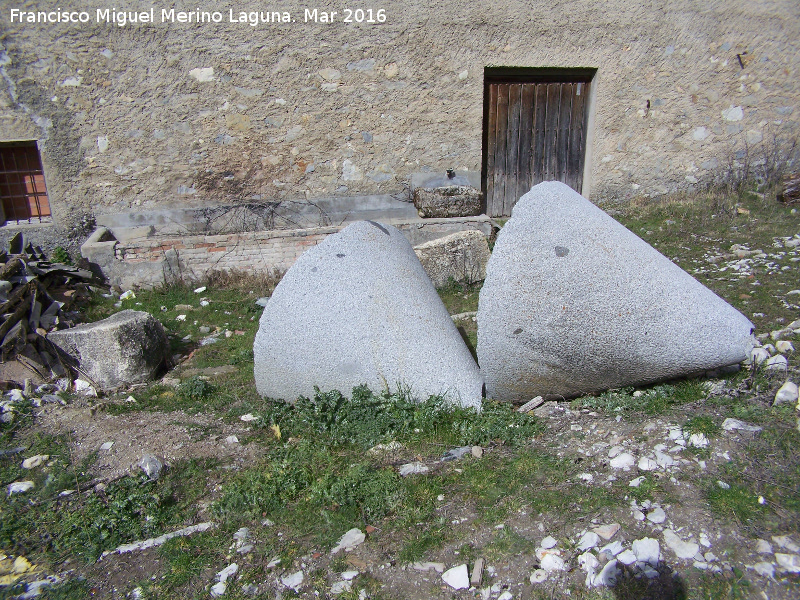 Molino de Fuentebuena - Molino de Fuentebuena. Piedras de molino