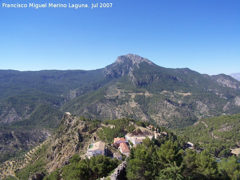 Yelmo - Yelmo. Pealta en primer trmino y el Yelmo al fondo