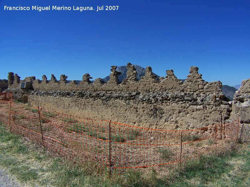 Murallas exteriores del castillo - Murallas exteriores del castillo. Almenas y su adarbe