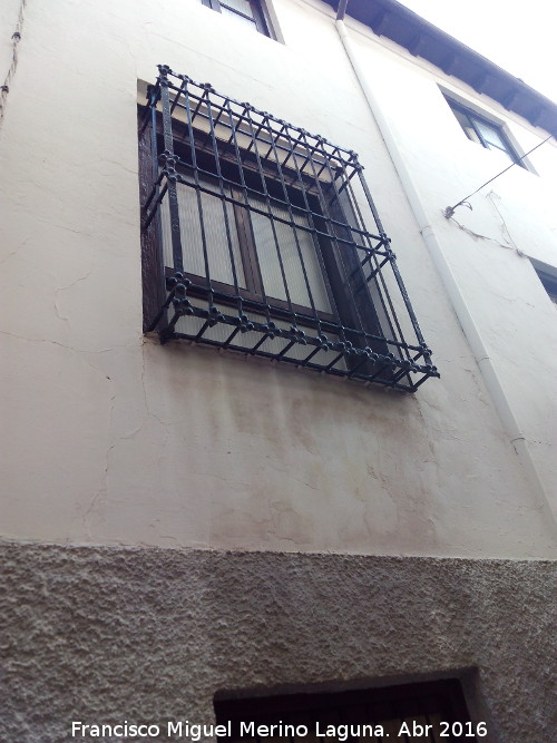 Casa de la Calle Prncipe Alfonso n 1 - Casa de la Calle Prncipe Alfonso n 1. Reja de rosetas y alero