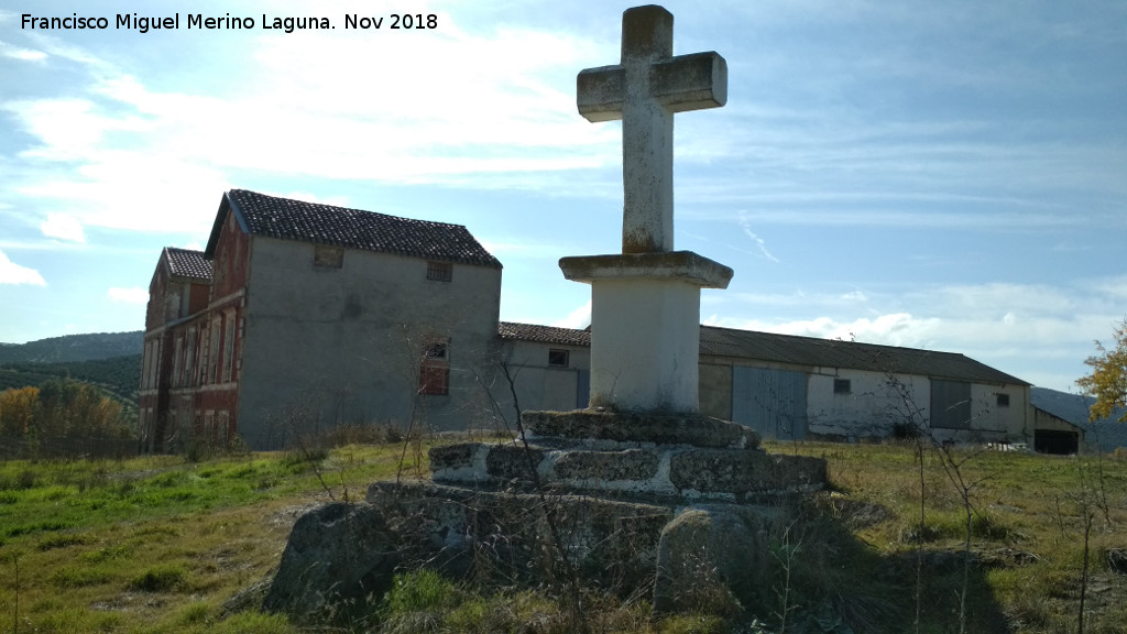 Cruz del Verdugo - Cruz del Verdugo. Cruz y cortijo al fondo