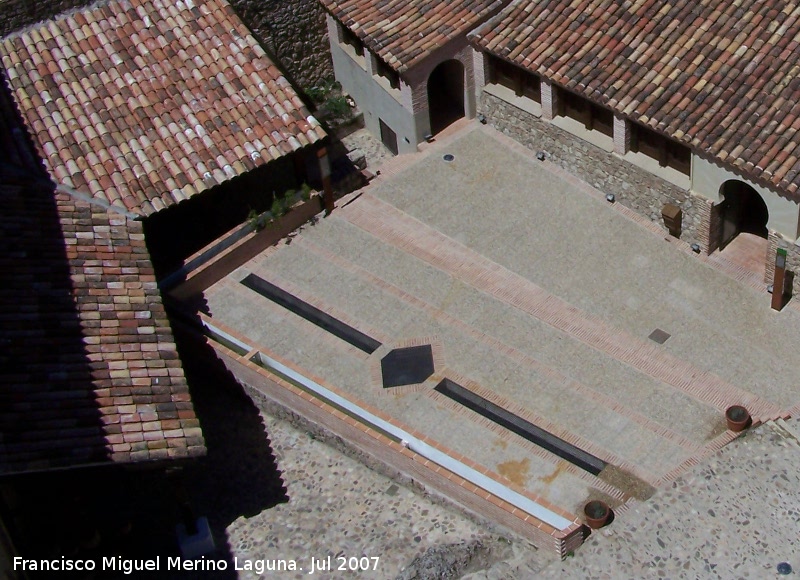 Aljibe del castillo - Aljibe del castillo. Los tejados apuntando al aljibe para recoger el agua de lluvia