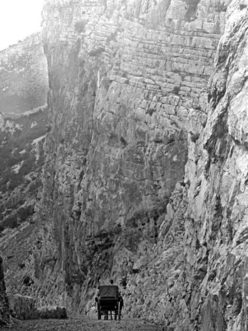Salto de la Cabra - Salto de la Cabra. Foto tomada hacia 1915 aprox. por el Dr. Eduardo Arroyo en el, por entonces, recin construido camino de la Dehesa de Propios a Santa Cristina a la altura del Salto de la Cabra
