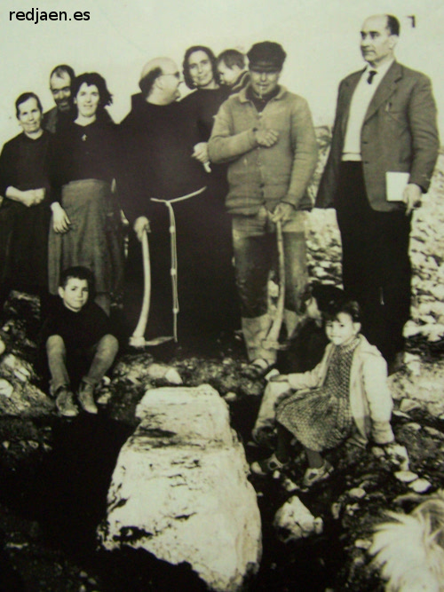 Museo de Arqueologa de San Antonio de Padua - Museo de Arqueologa de San Antonio de Padua. Foto antigua de Fray Alejandro con sus descubrimientos