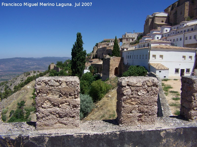 Torren de la Escuela - Torren de la Escuela. Desde la azotea la Puerta Catena y la continuacin de la muralla hacia el Torren III