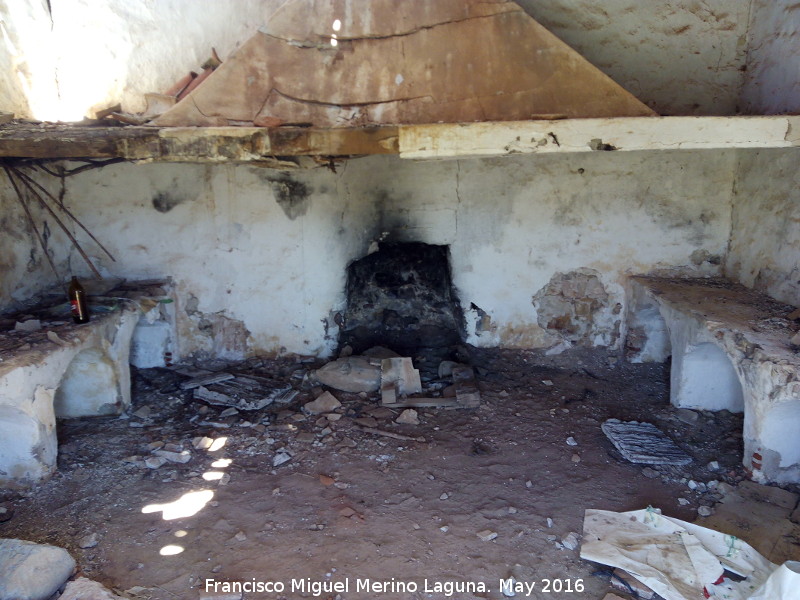 Cortijo La Zarza - Cortijo La Zarza. Chimenea y camastros