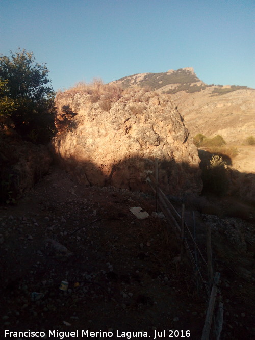 Pen de las Sepulturas - Pen de las Sepulturas. Aprisco de ganado y pen al fondo