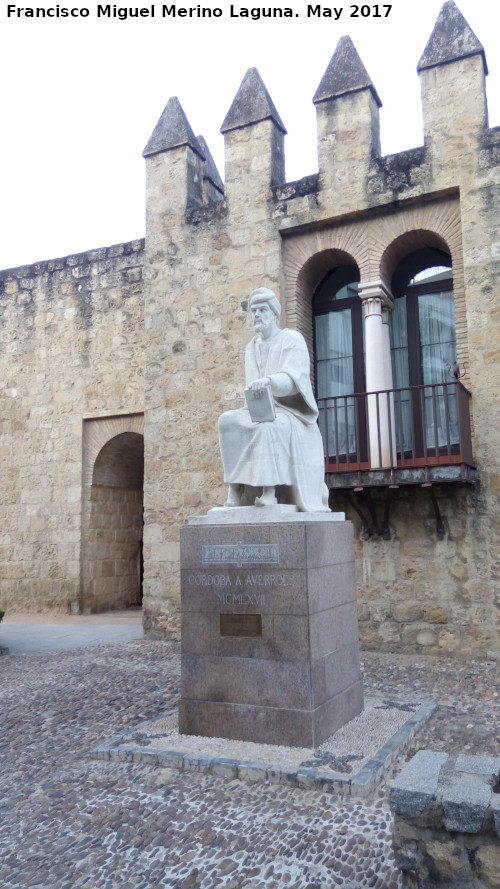 Muralla de la Calle Cairun - Muralla de la Calle Cairun. Balcn a la altura al Monumento a Averroes