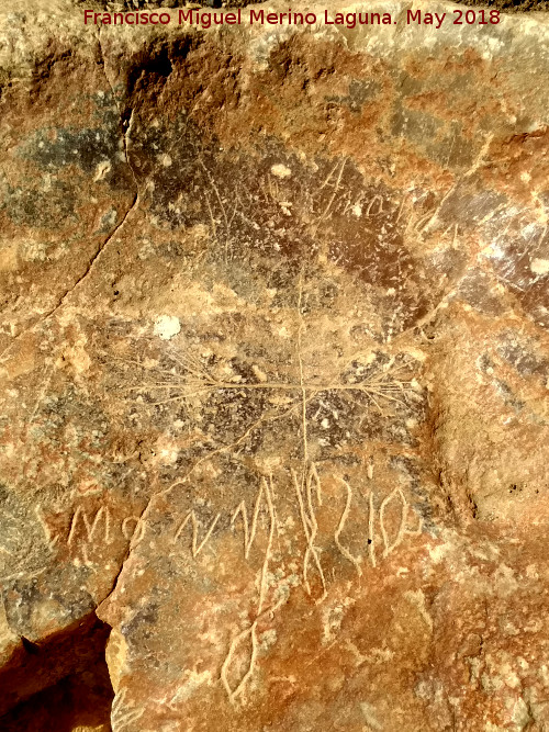 Eremitorio de la Cueva de las Cruces - Eremitorio de la Cueva de las Cruces. Cruciforme y antiguas grafas