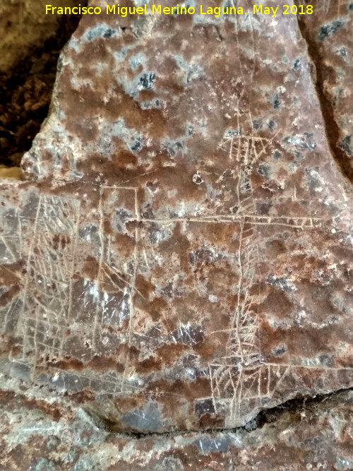 Eremitorio de la Cueva de las Cruces - Eremitorio de la Cueva de las Cruces. Barras, una rayada y la otra no, y un cruciforme rayado