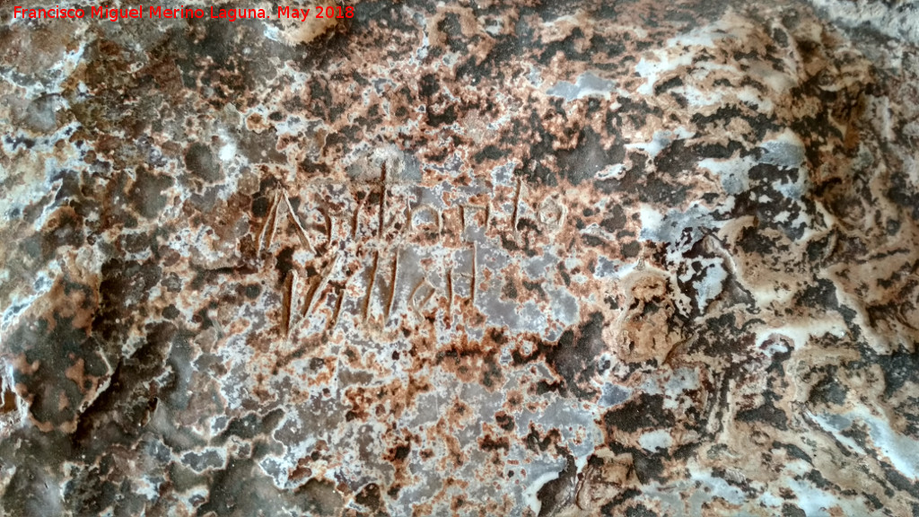 Eremitorio de la Cueva de las Cruces - Eremitorio de la Cueva de las Cruces. Grabado actual con algo punzante, con el nombre Antonio Villn