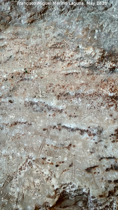 Eremitorio de la Cueva de las Cruces - Eremitorio de la Cueva de las Cruces. Panel con multitud de cruces y grabados