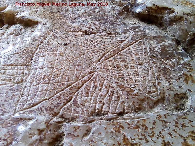 Eremitorio de la Cueva de las Cruces - Eremitorio de la Cueva de las Cruces. Grabado cuadrangular rayado