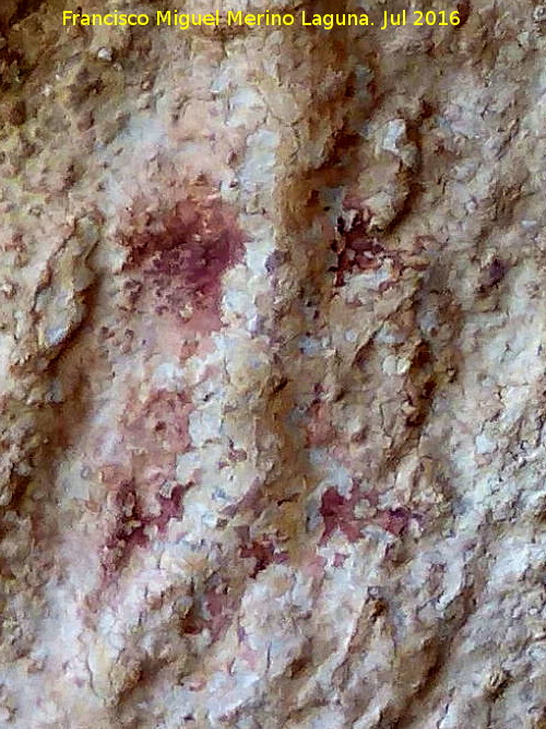 Pinturas rupestres del Arroyo de Tíscar I Grupo I - Pinturas rupestres del Arroyo de Tíscar I Grupo I. Pintura con forma de 4 de dado entre los dos antropomorfos superiores
