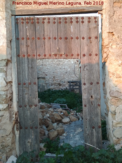 Cortijo Antiguo de Sancho Iiguez - Cortijo Antiguo de Sancho Iiguez. Puerta de clavazn con restos de cruz