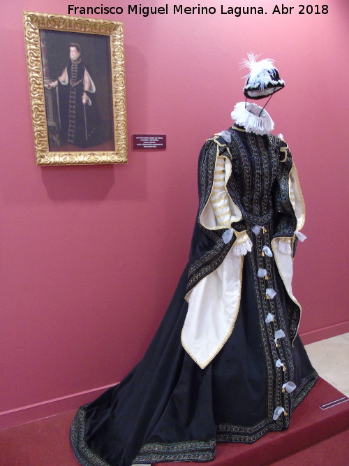 Felipe II - Felipe II. Vestido de Isabel de Valois. Exposicin Palacio Episcopal Salamanca