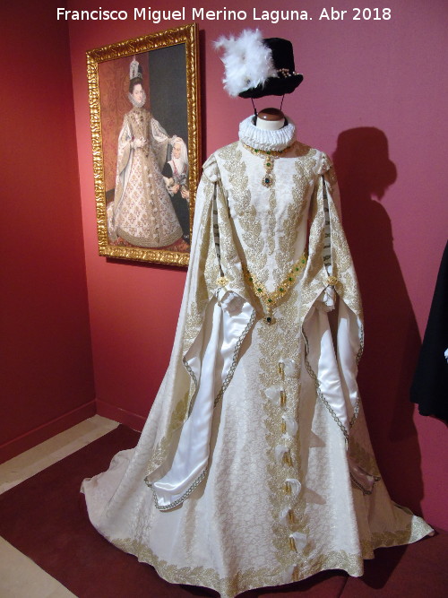 Felipe II - Felipe II. Vestido de la Infanta Isabel Clara Eugenia. Exposicin Palacio Episcopal Salamanca