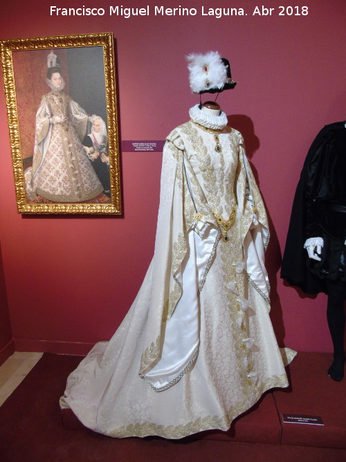 Felipe II - Felipe II. Vestido de la Infanta Isabel Clara Eugenia. Exposicin Palacio Episcopal Salamanca