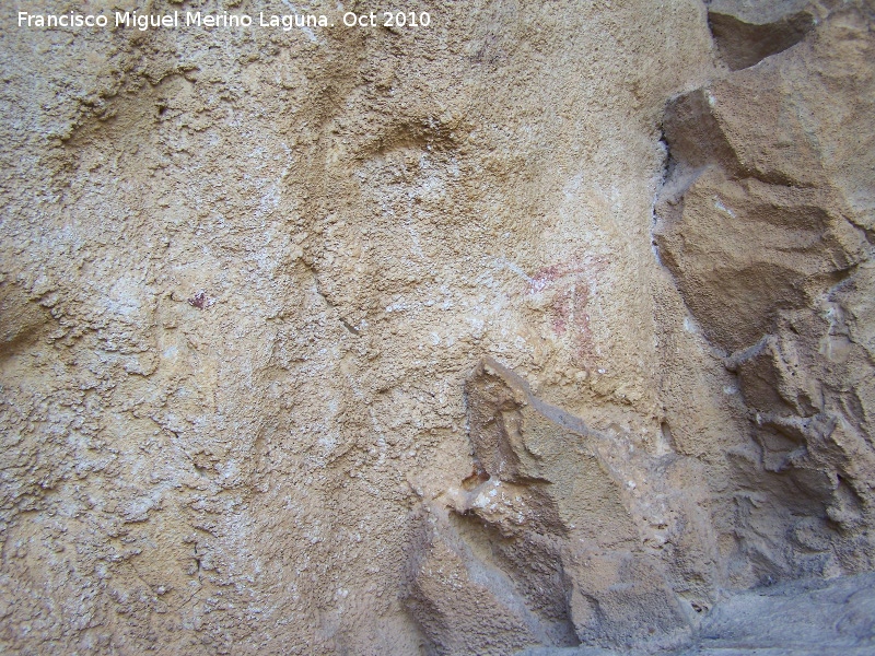 Pinturas rupestres de la Cueva de la Higuera - Pinturas rupestres de la Cueva de la Higuera. Restos de pinturas rupestres en la parte superior derecha