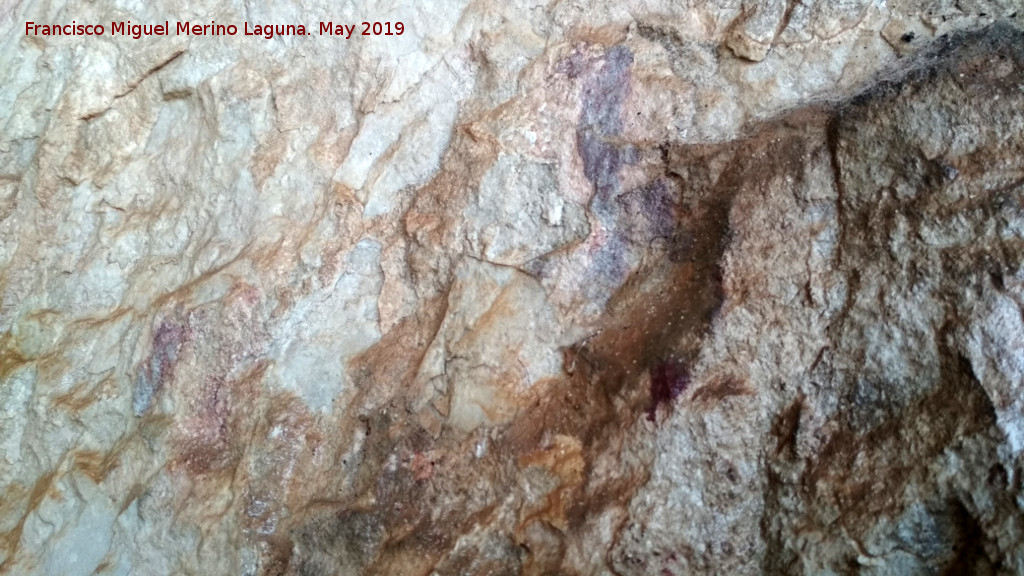 Pinturas rupestres de la Cueva de los Molinos - Pinturas rupestres de la Cueva de los Molinos. Restos de pinturas a la izquierda de la principal