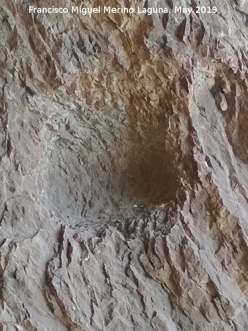 Pinturas rupestres de la Cueva de los Molinos - Pinturas rupestres de la Cueva de los Molinos. Hornacina de la pared derecha tallada a modo de los molinos