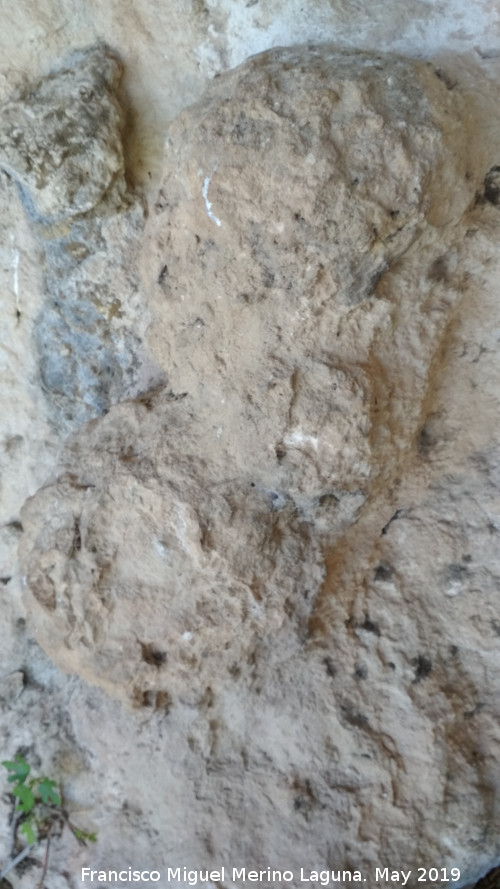 Pinturas rupestres de la Cueva de los Molinos - Pinturas rupestres de la Cueva de los Molinos. Yunque del abrigo principal