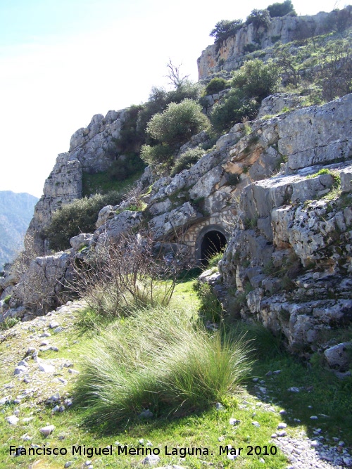 Camino de la Canalizacin de Otiar - Camino de la Canalizacin de Otiar. Tnel sobre la Cueva de los Soles