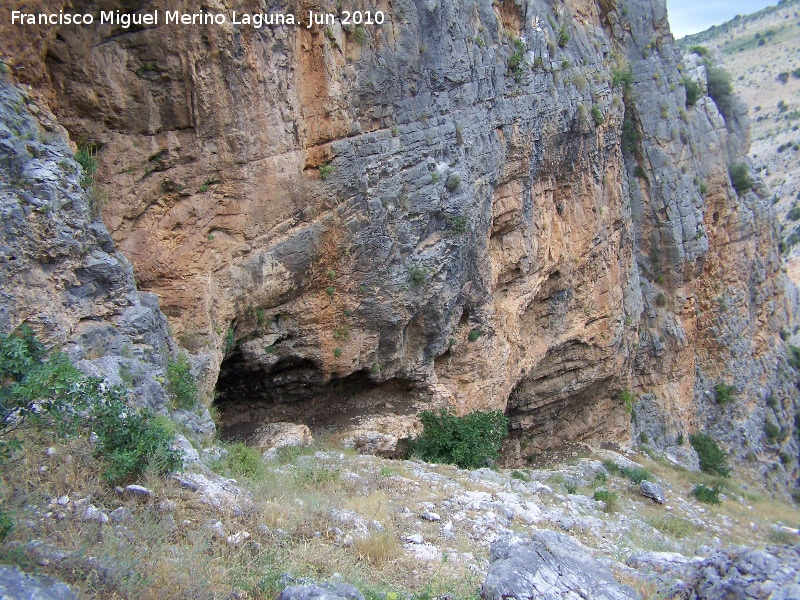 Cuevas de los Bastianes - Cuevas de los Bastianes. Cueva del medio y la inferior