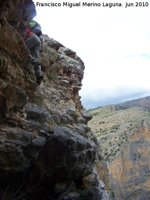 Cuevas de los Bastianes - Cuevas de los Bastianes. Desde la cueva superior escalando hacia el Lapiaz del Cerro Veleta