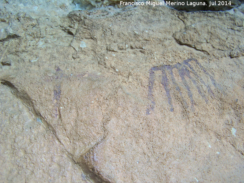 Pinturas rupestres del Abrigo de Vtor I - Pinturas rupestres del Abrigo de Vtor I. Antropomorfo en cruz y pectiniforme de la derecha