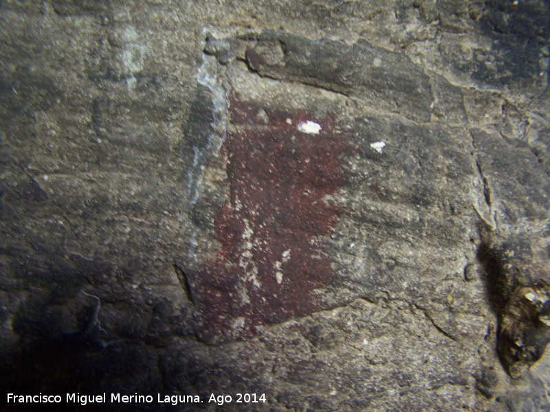 Pinturas rupestres del Abrigo I del To Serafn - Pinturas rupestres del Abrigo I del To Serafn. Posible zooformo negro y mancha roja. Grupo V