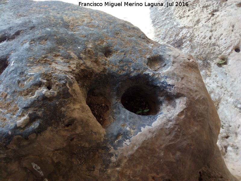 Pinturas y petroglifos rupestres de la Cueva del Encajero - Pinturas y petroglifos rupestres de la Cueva del Encajero. Cazoletas