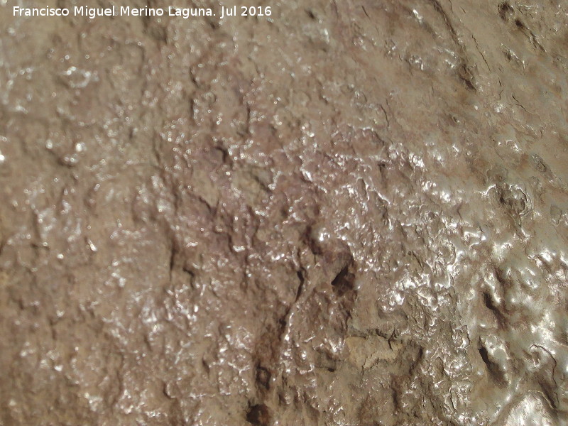 Pinturas y petroglifos rupestres de la Cueva del Encajero - Pinturas y petroglifos rupestres de la Cueva del Encajero. Restos de posible pintura en el suelo degastado del poyo alto
