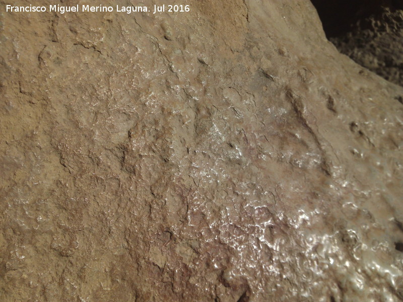 Pinturas y petroglifos rupestres de la Cueva del Encajero - Pinturas y petroglifos rupestres de la Cueva del Encajero. Restos de posible pintura en el suelo degastado del poyo alto