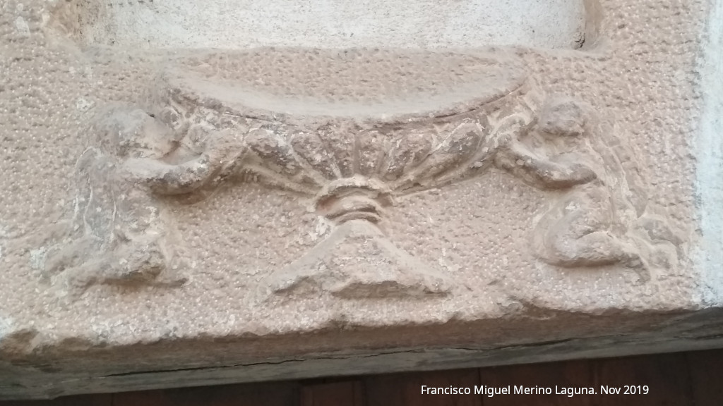 Casa de la Calle de la Trinidad n 1 - Casa de la Calle de la Trinidad n 1. Pila bautismal soportada por dos ngeles